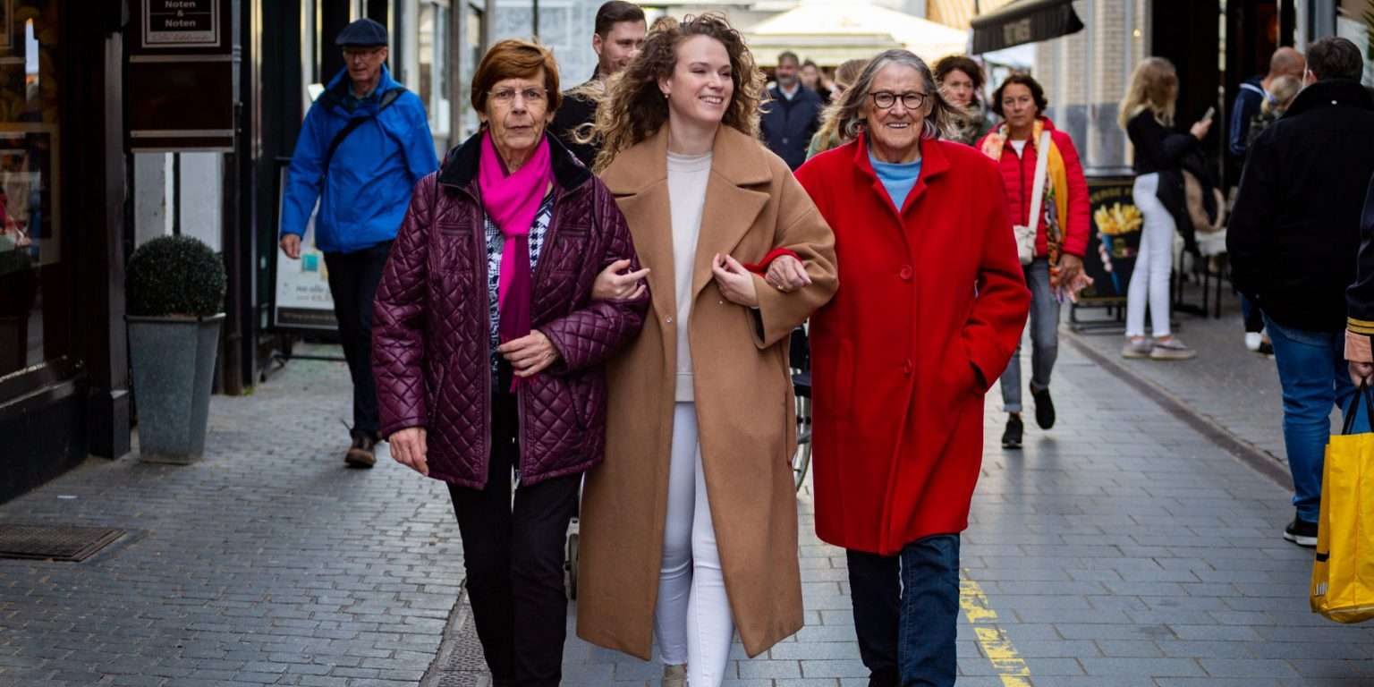 Medewerkers van Kasparov zijn samen aan het wandelen met bewoners van zorgcentrum Thebe Aeneas op vrijdag 11 november 2022. FOTO JESSE SENF