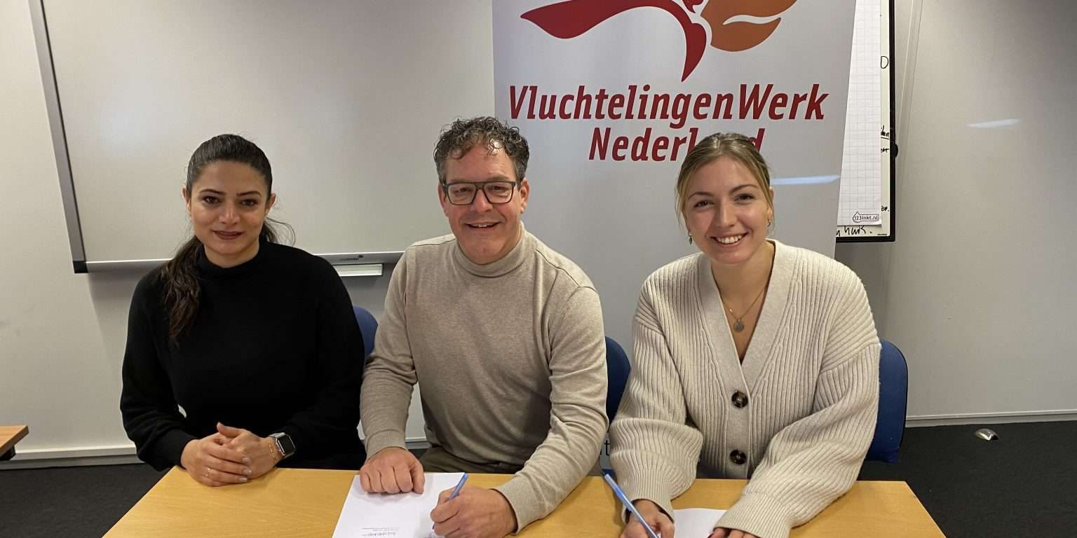 Shireen Najmeh (links) samen met  Peter van der List (midden) van Vluchtelingenwerk Nederland locatie Breda tekenen de overeenkomst van Betrokken Ondernemers Breda samen met Lieke van Boxtel van BOB (rechts). 