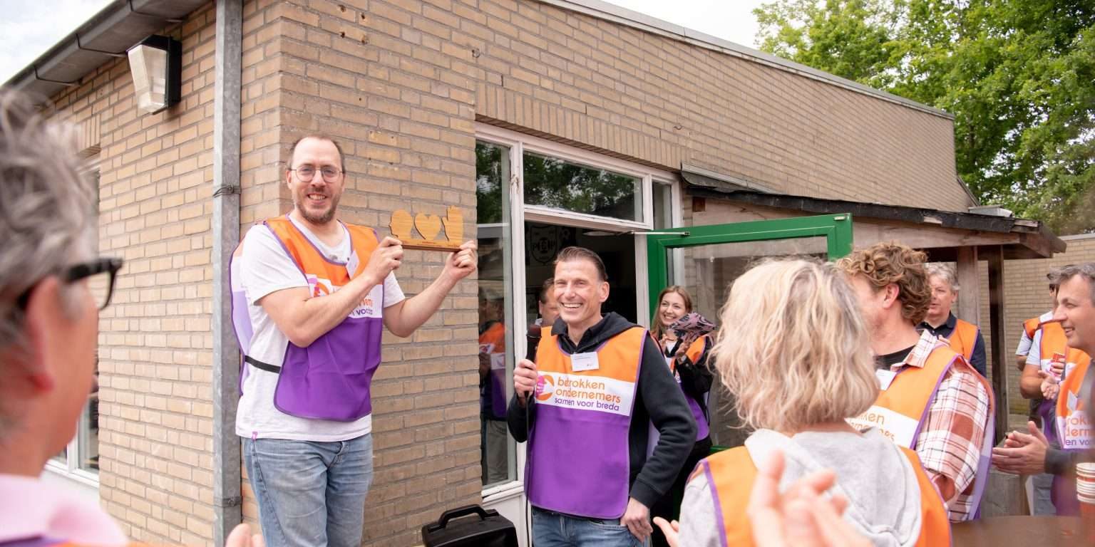 Honderd partners van Betrokken Ondernemers Breda gingen vrijdag 2 juni aan de slag bij acht verschillende amateursportverenigingen voor allerhande klusjes.