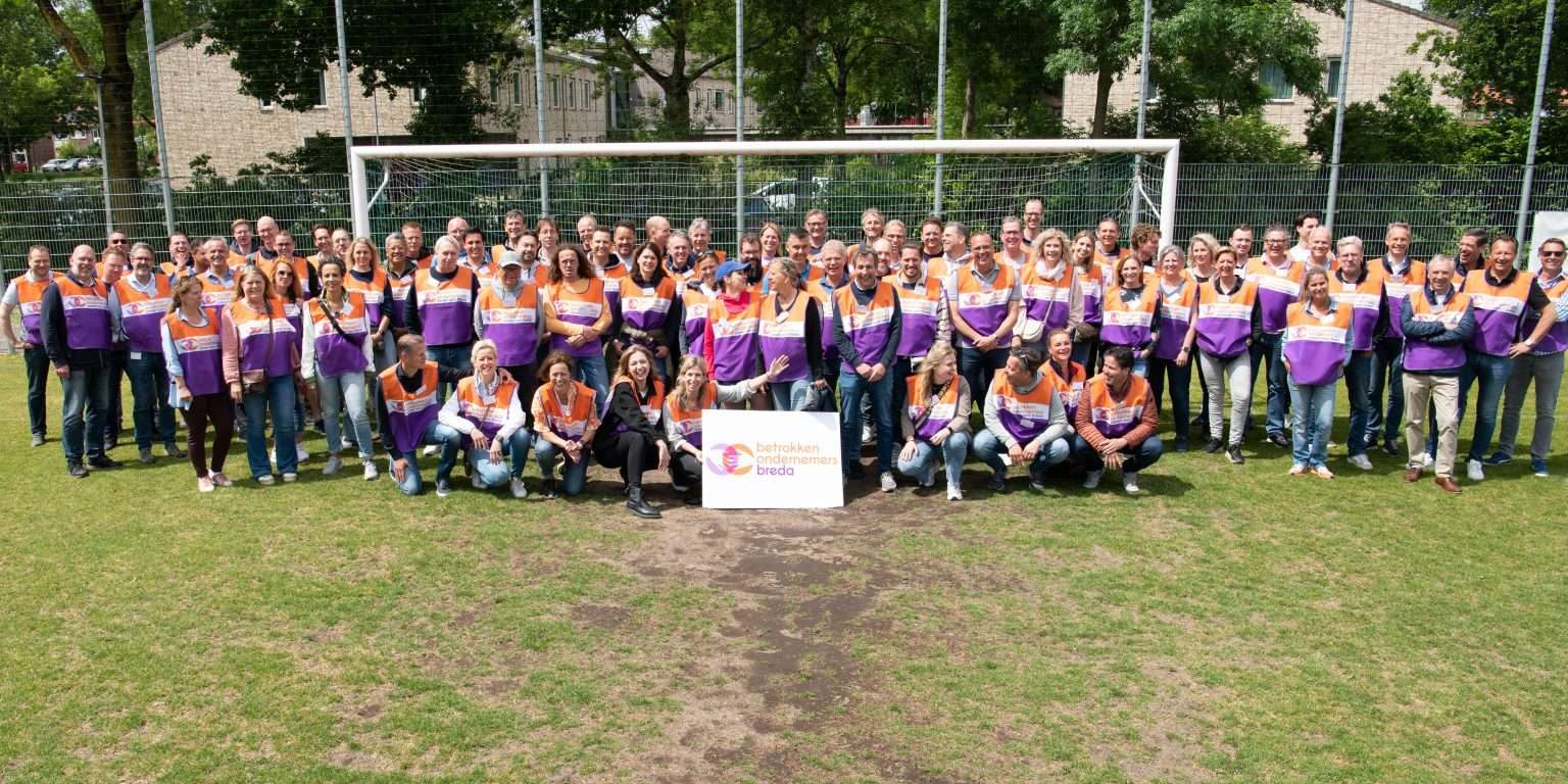 Honderd partners van Betrokken Ondernemers Breda gingen vrijdag 2 juni aan de slag bij acht verschillende amateursportverenigingen voor allerhande klusjes.