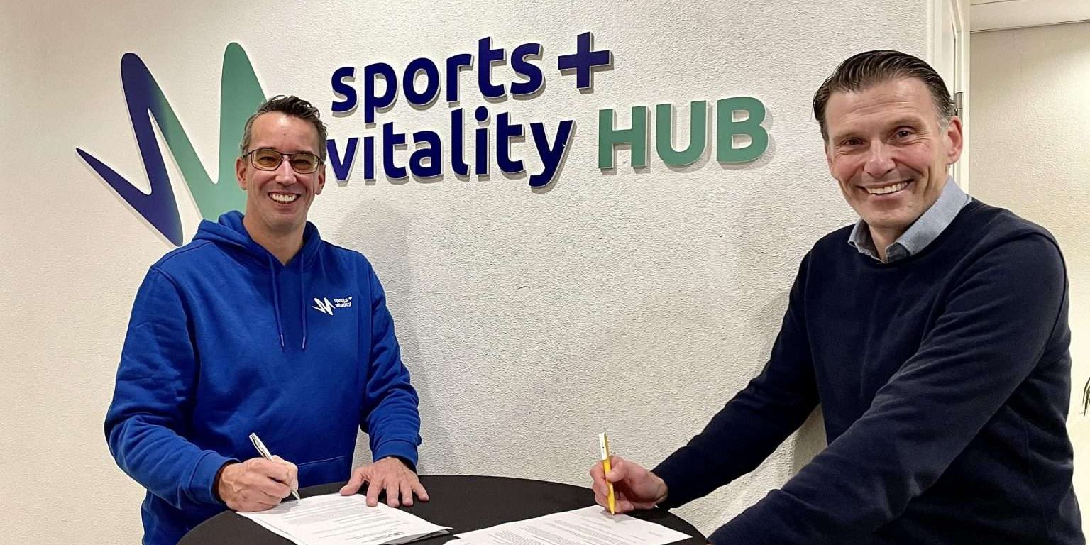Marcel de Visser van Sports + Vitality (links) samen met Justin Goetzee van BOB (rechts) tekenen de overeenkomst. 