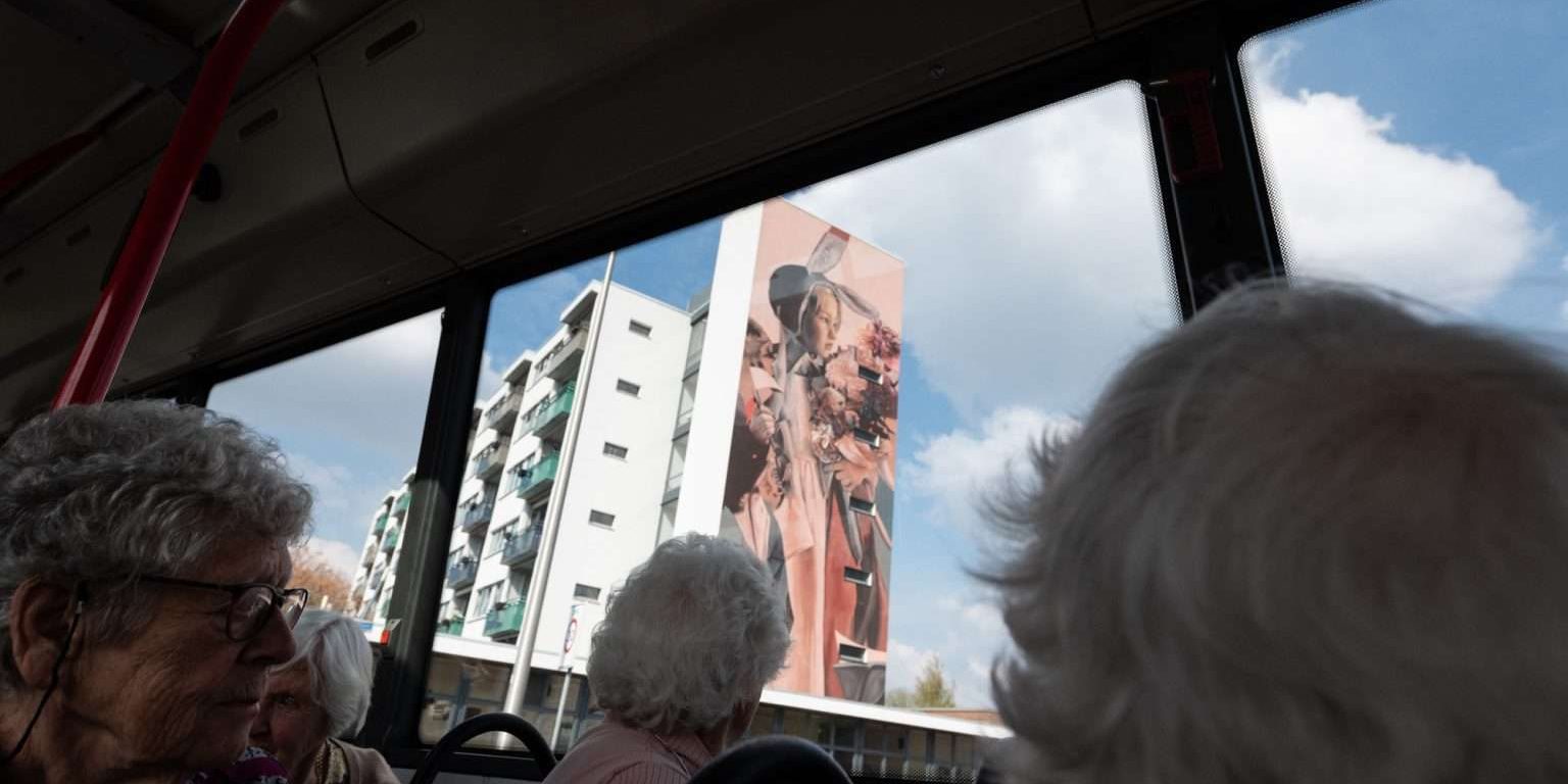 Tijdens de Verwenzorgweek 2023 gingen ouderen van Surplus Vredenbergh met een bus van Arriva langs de Blind Walls Gallery. FOTO REINIER DE VLAAM