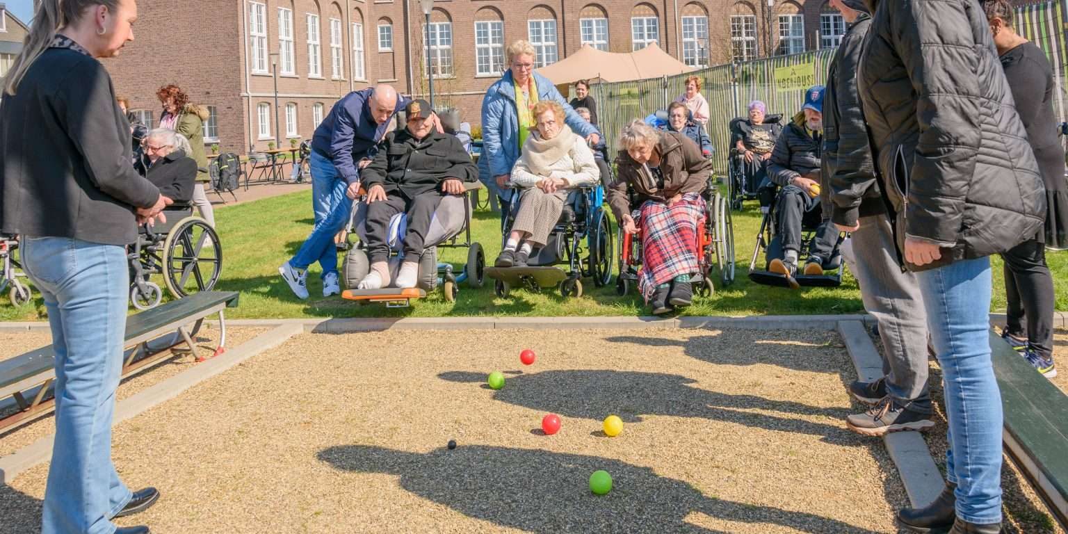 Ingenhousz Breda verzorgde tijdens de Verwenzorgweek een lunch en jeu de boules-activiteit voor ouderen van Surplus Elisabeth. FOTO JILLE ZUIDEMA