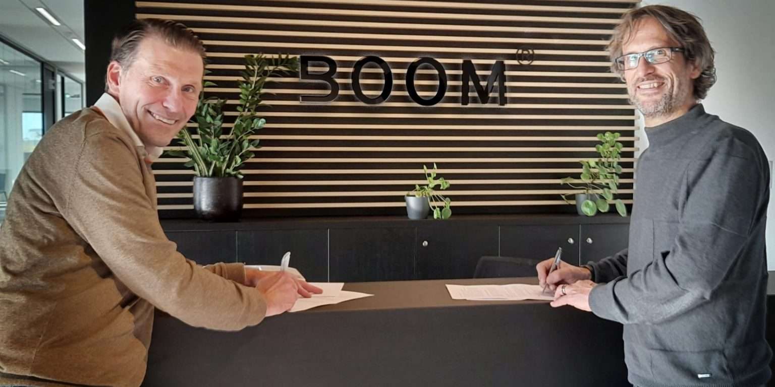 Hans van den Boom van BOOM communicatie en strategie ondertekent het contract met BOB.