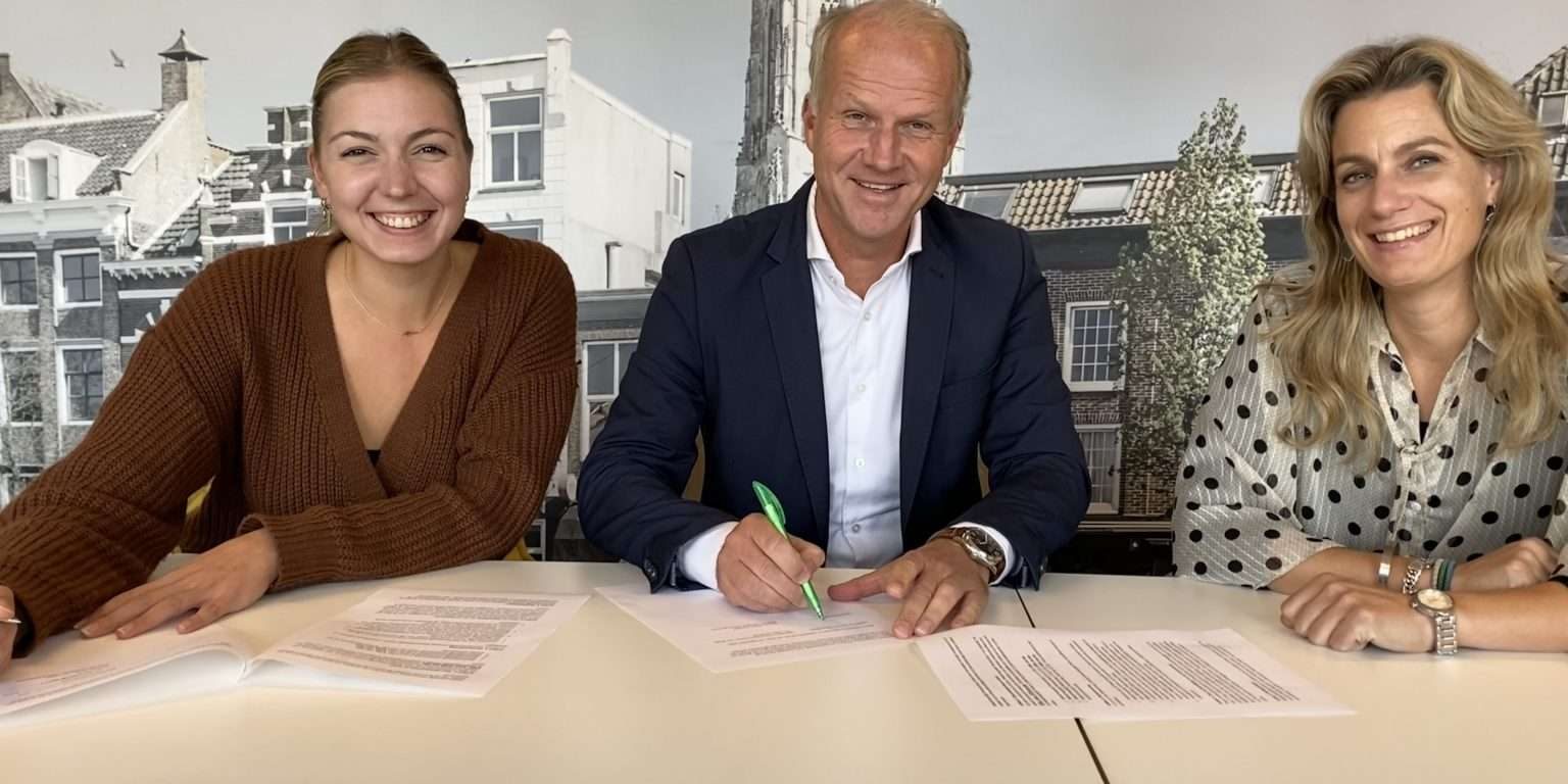 Namens Jeugdfonds Sport en Cultuur ondertekenden coördinator Hanneke en bestuurslid Jeroen het contract. 