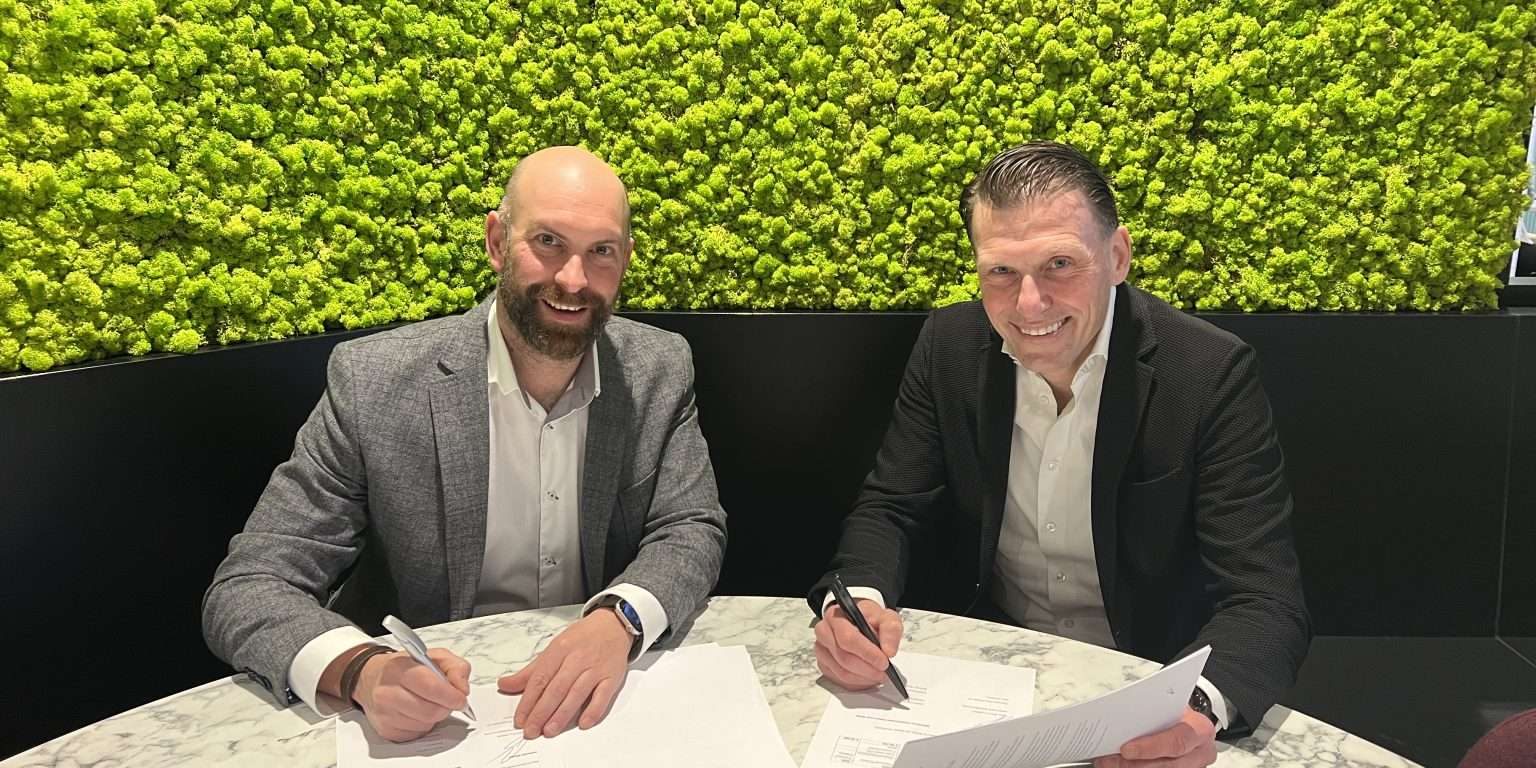Wethouder Boaz Adank en directeur Justin Goetzee van Betrokken Ondernemers Breda ondertekenen de samenwerkingsovereenkomst.