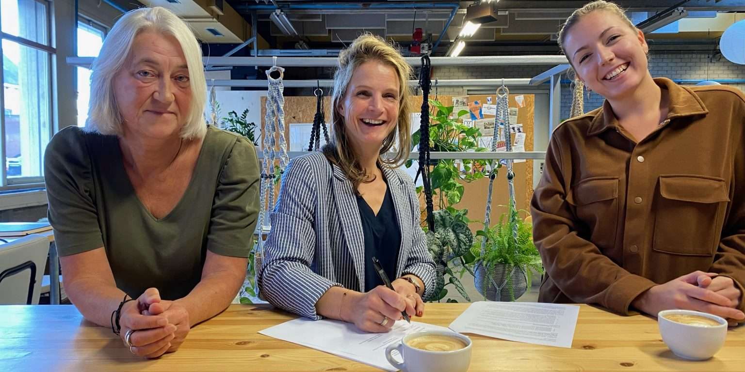 Sandra Kok en Ingeborg van Dixhoorn samen met Lieke van Boxtel bij de ondertekening van hun partnerschap.