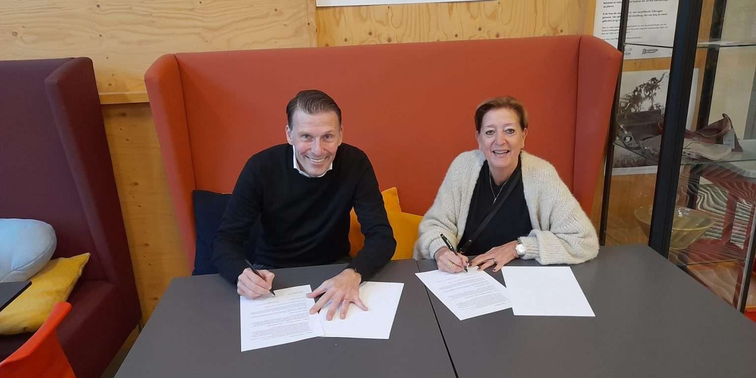 Claudia Vroegop – van Ierssel en Justin Goetzee bij het ondertekenen van het partnerschap.